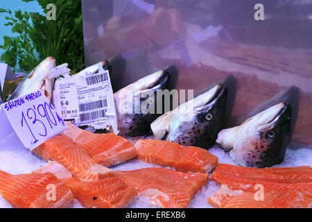 Pesce salmone display di testa nel mercato centrale di Valencia Foto Stock