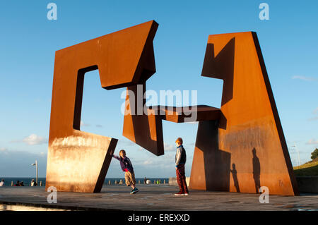 Una scultura dell'artista Jorge Oteiza sul fronte acqua di San Sebastian, Spagna. Foto Stock