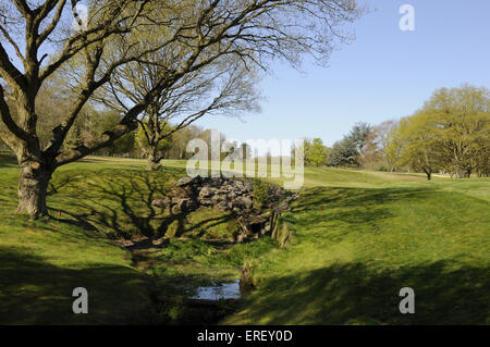 Vista sul piccolo ruscello e Willow Tree al quarto foro, Thorndon Park Golf Club Brentwood Essex Inghilterra Foto Stock