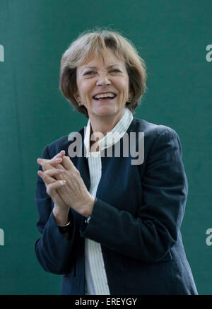 Joan Bakewell al Edinburgh International Book Festival 2011. Giornalista inglese, presentatore della televisione e della vita peer: 16 Foto Stock