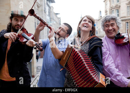 Sol i Serena - Spagnolo folk band. Fotografato a Celtic Connections 2012 premere il lancio in Glasgow, 25 ottobre 2011. Foto Stock