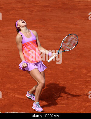 Parigi, Francia. 2 Giugno, 2015. Lucie SAFAROVA della Repubblica ceca celebra dopo aver vinto le donne singoli quarti contro Garbine Muguruza della Spagna a 2015 Open di Francia di tennis del torneo al Roland Garros di Parigi in Francia, il 2 giugno 2015. Safarova ha vinto 2-0 e avanzate per la semifinale. Credito: Han Yan/Xinhua/Alamy Live News Foto Stock