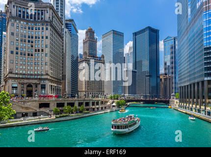 Skyline del centro e una crociera sul fiume in barca sul fiume di Chicago vicino a Michigan Avenue Bridge, Chicago, Illinois, Stati Uniti d'America Foto Stock
