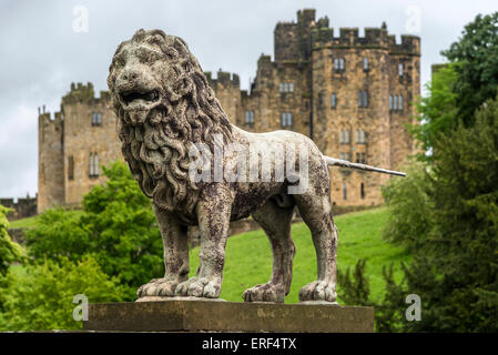 Alnwick Castle home dei duchi di Northumberland. Un imponente statua di Lion sul ponte sopra il fiume aln. Nord Est Inghilterra Foto Stock