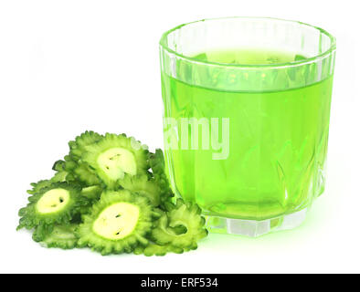 Succhi di frutta a base di erbe di verde momodica in vetro su sfondo bianco Foto Stock