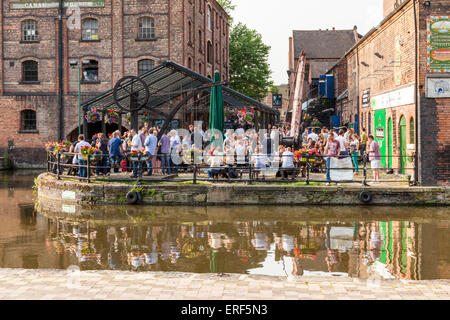 Le persone che bevono alla Canalhouse, una banca Canale di Beagle pub vittoriano in edifici industriali dalla Nottingham e Beeston Canal a Nottingham, Inghilterra, Regno Unito Foto Stock