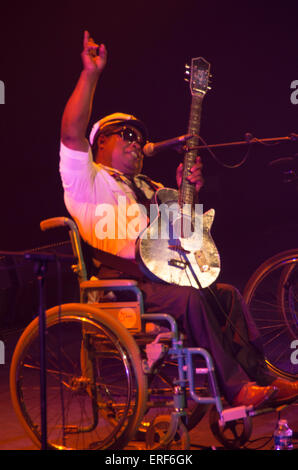 Un membro dello staff Benda Bilili, un gruppo di musicisti di strada da Kinshasa, nella Repubblica democratica del Congo. La loro musica Foto Stock