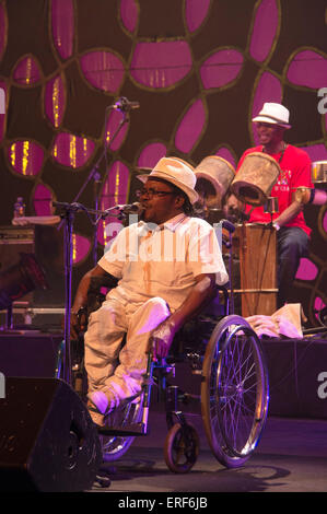 Un membro dello staff Benda Bilili, un gruppo di musicisti di strada da Kinshasa, nella Repubblica democratica del Congo. La loro musica Foto Stock