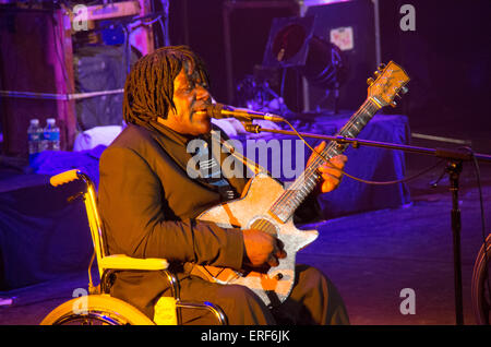 Un membro dello staff Benda Bilili, un gruppo di musicisti di strada da Kinshasa, nella Repubblica democratica del Congo. La loro musica Foto Stock