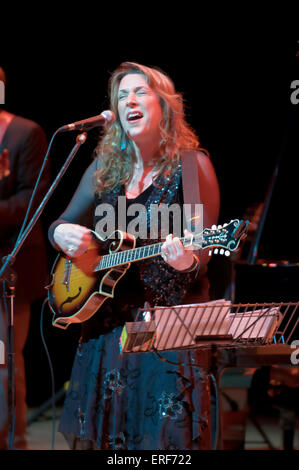 Beth Nielsen Chapman presso il Teatro di incudine a Basingstoke, Hampshire, Inghilterra. Foto Stock