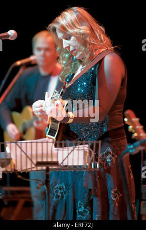 Beth Nielsen Chapman presso il Teatro di incudine a Basingstoke, Hampshire, Inghilterra. Foto Stock