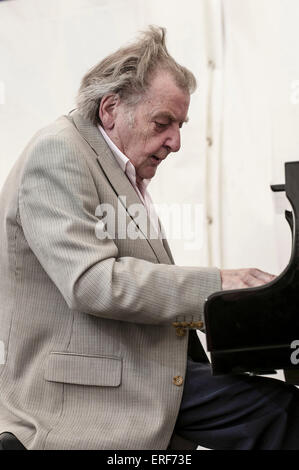 Stan Tracey suonare il pianoforte a Swanage Jazz Festival, Dorset, Inghilterra. Stan Tracey CBE ha stato un prode del jazz britannico sinusoidale di scena i primi anni cinquanta e ha suonato con importanti musicisti in tutto il mondo. Egli è particolarmente nota per il suo tempo con Ronnie Scott e del suo album "sotto Milkwood' basata sulla poesia di Dylan Thomas. Foto Stock