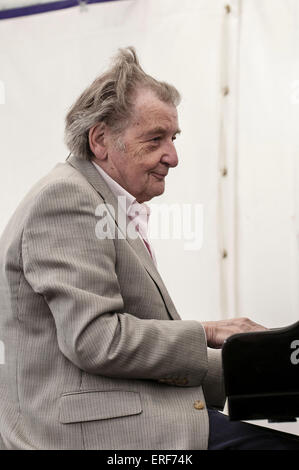 Stan Tracey suonare il pianoforte a Swanage Jazz Festival, Dorset, Inghilterra. Stan Tracey CBE ha stato un prode del jazz britannico sinusoidale di scena i primi anni cinquanta e ha suonato con importanti musicisti in tutto il mondo. Egli è particolarmente nota per il suo tempo con Ronnie Scott e del suo album "sotto Milkwood' basata sulla poesia di Dylan Thomas. Foto Stock