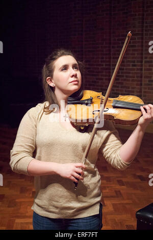 Il violinista classica Chloe Hanslip fotografato durante i controlli audio prima del suo concerto al Turner Sims Concert Hall in Foto Stock