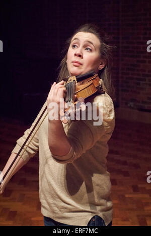 Il violinista classica Chloe Hanslip fotografato durante i controlli audio prima del suo concerto al Turner Sims Concert Hall in Foto Stock