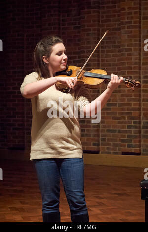 Il violinista classica Chloe Hanslip fotografato durante i controlli audio prima del suo concerto al Turner Sims Concert Hall in Foto Stock