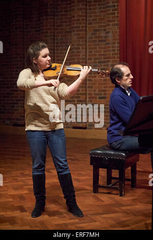 Il violinista classica Chloe Hanslip fotografato durante i controlli audio prima del suo concerto al Turner Sims Concert Hall in Foto Stock