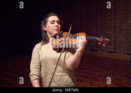 Il violinista classica Chloe Hanslip fotografato durante i controlli audio prima del suo concerto al Turner Sims Concert Hall in Foto Stock