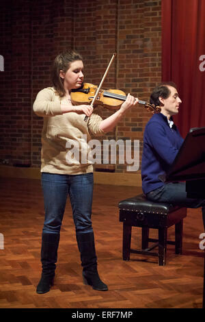 Il violinista classica Chloe Hanslip fotografato durante i controlli audio prima del suo concerto al Turner Sims Concert Hall in Foto Stock