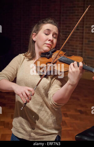 Il violinista classica Chloe Hanslip fotografato durante i controlli audio prima del suo concerto al Turner Sims Concert Hall in Foto Stock