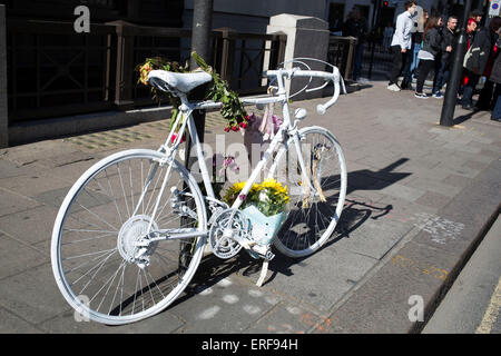 Ghost bike nel centro di Londra. Un fantasma in bici o ghostcycle è una bicicletta impostato come un memoriale di strada in un luogo dove un ciclista è stato ucciso o gravemente feriti. Oltre ad essere un memoriale di solito è inteso come un promemoria per tutti gli automobilisti di passaggio per condividere la strada. Ghost bikes sono di solito junk biciclette dipinte di bianco, talvolta con una targhetta fissata e bloccata per un oggetto adatto vicino alla scena dell'incidente. Molti di questi memoriali sono dichiarazione politica. Foto Stock