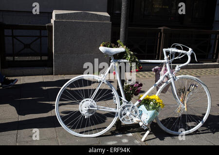 Ghost bike nel centro di Londra. Un fantasma in bici o ghostcycle è una bicicletta impostato come un memoriale di strada in un luogo dove un ciclista è stato ucciso o gravemente feriti. Oltre ad essere un memoriale di solito è inteso come un promemoria per tutti gli automobilisti di passaggio per condividere la strada. Ghost bikes sono di solito junk biciclette dipinte di bianco, talvolta con una targhetta fissata e bloccata per un oggetto adatto vicino alla scena dell'incidente. Molti di questi memoriali sono dichiarazione politica. Foto Stock