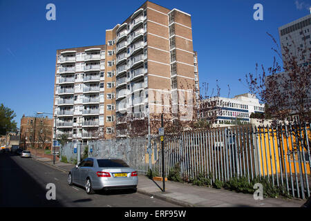 Complesso residenziale a Whitechapel, East London, Regno Unito. Consiglio estates come questo sono molto comuni in tutto Tower Hamlets, che è il più popoloso quartiere nel Regno Unito. Foto Stock