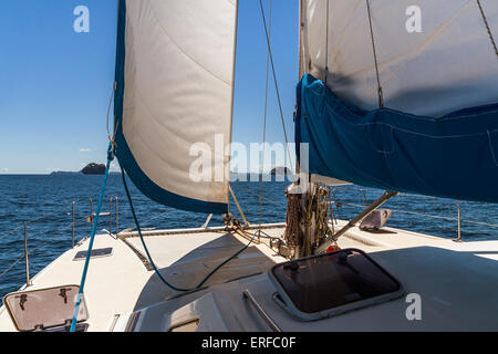 Barche a vela da crociera in catamarano in l'arcipelago delle Mitsio Foto Stock