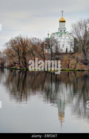 Paesaggio con una chiesa ortodossa in Dnepropetrovsk città, Ucraina - fine stagione autunnale. Foto Stock