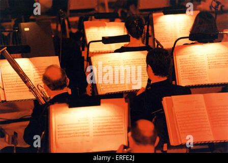 - ORCHESTRA di fiati - Concerto in vista da dietro che mostra i giocatori & accesa music stand Foto Stock