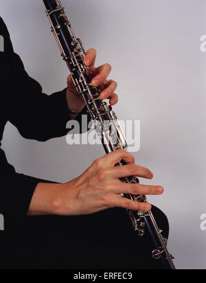 Cor Anglais giocato da Celia Craig. Close-up di mani. Sfondo bianco. Foto Stock