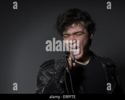 Febbraio 21, 2014 - il cantante Rock urlando sul microfono © Igor Golovniov/ZUMA filo/ZUMAPRESS.com/Alamy Live News Foto Stock