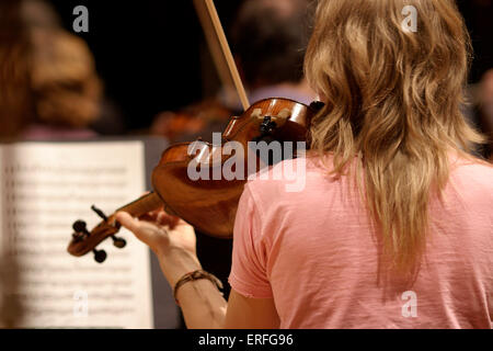 Violinista - Riproduzione in prova - Vista da dietro Foto Stock