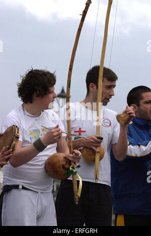 Berimbau - il brasiliano singola stringa strumento essendo giocato con un inchino. La camera di risonanza degli strumenti è il Foto Stock