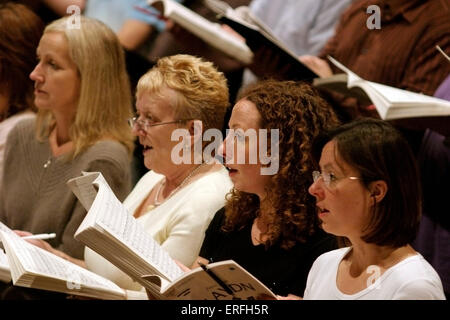 Le cantanti in un coro, tenendo canzone fogli. Foto Stock