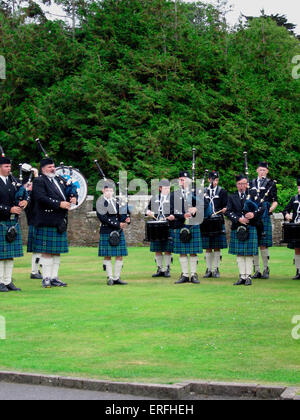 Scottish Pipe Band - una banda di eseguire all'aperto, giocando cornamuse e percussioni, e indossano kilts. Lettore delle cornamuse. Bagpiper. Foto Stock