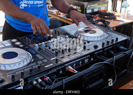 Un afro-americano di DJ riproduzione di musica a un evento all'aperto - USA Foto Stock