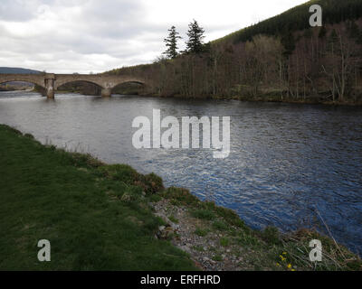 Ponte sul fiume Dee - Ballater - Aberdeenshire - Scozia - UK Foto Stock