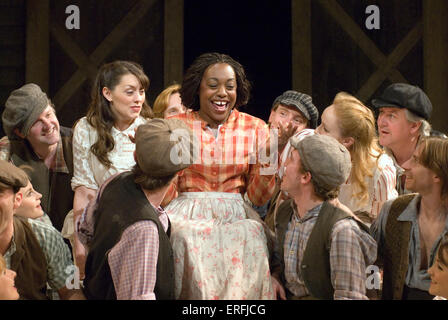 Giugno è Bustin' Out Tutto, scena dalla giostra da Richard Rodgers & Oscar Hammerstein, Chichester Festival Theatre, Giugno 2006 Foto Stock