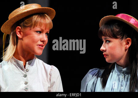 Harriet Shore [Julie Jordan] e Lydia Griffiths [Carrie Pipperideg] nel banco scena da Richard Rodgers & Oscar Hammerstein giostra, Chichester Festival Theatre, Giugno 2006 Foto Stock