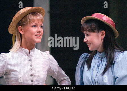 Harriet Shore [Julie Jordan] e Lydia Griffiths [Carrie Pipperidge] nel banco scena da Richard Rodgers & Oscar Hammerstein giostra, Chichester Festival Theatre, Giugno 2006 Foto Stock