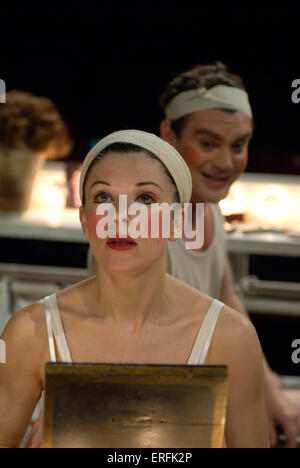 "Stasera alle ore 8.30' da Noel Coward a Chichester Festival Theatre, luglio 2006. Diretto da Lucy Bailey. 13 Luglio - 2 settembre 2006. Con Josefina Gabrielle (Lilly pepe). Make up. Foto Stock