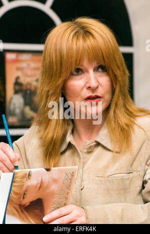 Toyah Ann Willcox - Inglese attrice e cantante a firma del suo nuovo libro a Fowey Festival, Cornwall, Regno Unito, maggio 2006. b. 18 Foto Stock