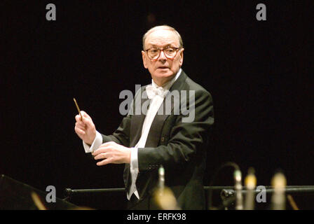 Ennio Morricone condurre la Roma Sinfonietta Orchestra e il Crouch End Festival Chorus, 2 dicembre 2006, Hammersmith Foto Stock