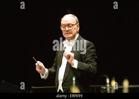 Ennio Morricone condurre la Roma Sinfonietta Orchestra e il Crouch End Festival Chorus, 2 dicembre 2006, Hammersmith Foto Stock