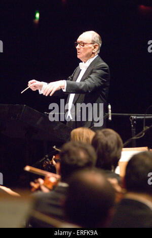 Ennio Morricone condurre la Roma Sinfonietta Orchestra e il Crouch End Festival Chorus, 2 dicembre 2006, Hammersmith Foto Stock