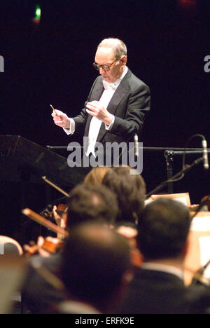 Ennio Morricone condurre la Roma Sinfonietta Orchestra e il Crouch End Festival Chorus, 2 dicembre 2006, Hammersmith Foto Stock