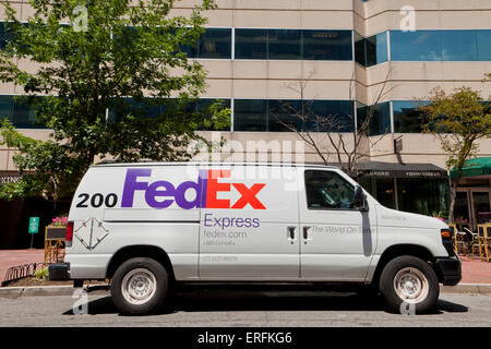 FedEx carrello parcheggiato di fronte a edifici adibiti a ufficio - Washington DC, Stati Uniti d'America Foto Stock