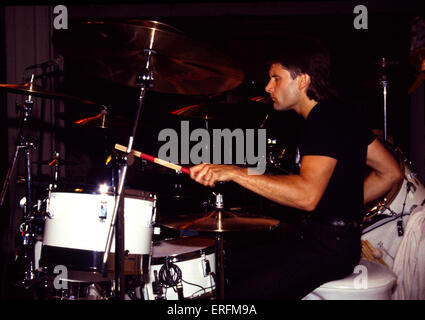 Carl Palmer - Ritratto dell'inglese il batterista e percussionista facendo un tamburo demo presso il British Music Fair, 1987. b. 20 marzo Foto Stock