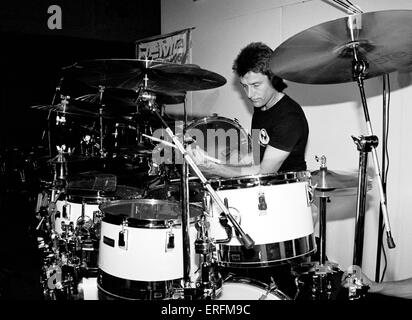 Carl Palmer - Ritratto dell'inglese il batterista e percussionista facendo un tamburo demo presso il British Music Fair, 1987. b. 20 marzo Foto Stock